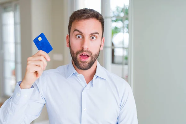 Bonito Homem Negócios Segurando Cartão Crédito Assustado Choque Com Rosto — Fotografia de Stock