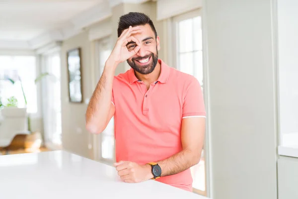 Bonito Homem Hispânico Vestindo Camiseta Casual Casa Fazendo Gesto Com — Fotografia de Stock