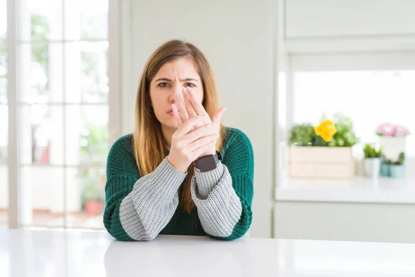 Young Beautiful Size Woman Wearing Casual Striped Sweater Suffering Pain — Stock Photo, Image