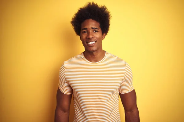 Americký Muž Vlasy Proužkované Košili Stojící Izolovaném Žlutém Pozadí Spokojeným — Stock fotografie