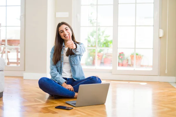 Beautiful Young Woman Sitting Floor Crossed Legs Using Laptop Doing — Stock Photo, Image