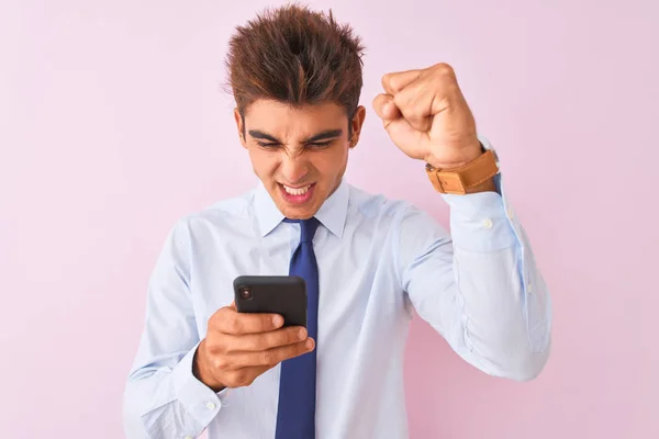 Junger Gutaussehender Geschäftsmann Mit Smartphone Steht Vor Isoliertem Rosa Hintergrund — Stockfoto
