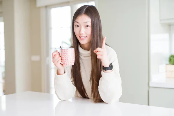 Hermosa Mujer Asiática Bebiendo Una Taza Café Sorprendida Con Una —  Fotos de Stock