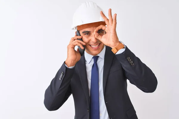 Jonge Architect Man Dragen Helm Praten Smartphone Geïsoleerde Witte Achtergrond — Stockfoto