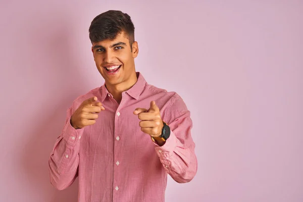 Homem Indiano Jovem Vestindo Camisa Elegante Sobre Fundo Rosa Isolado — Fotografia de Stock