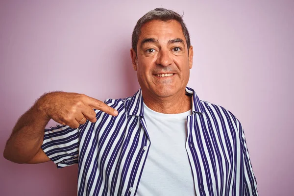 Pohledný Muž Středního Věku Proužkované Košili Stojící Nad Izolovaným Růžovým — Stock fotografie
