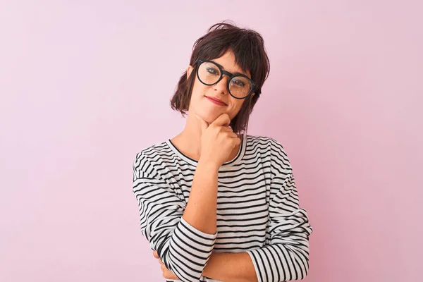 Joven Hermosa Mujer Con Camiseta Rayas Gafas Sobre Fondo Rosa — Foto de Stock