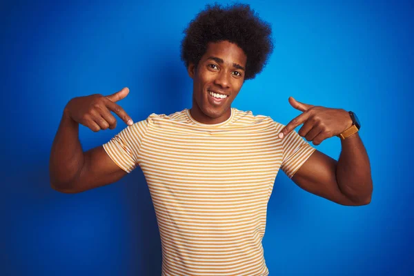 American Man Med Afro Hår Bär Randig Gul Shirt Över — Stockfoto