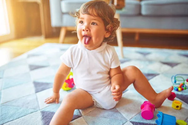Piękna Maluch Dziecko Dziewczyna Bawiąc Się Zabawkami Dywanie — Zdjęcie stockowe