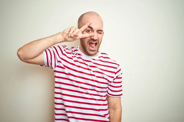 Ung Skallig Man Med Skägg Bär Casual Randig Röd Shirt — Stockfoto