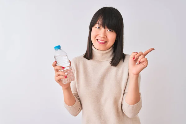 Νέα Όμορφη Κινεζική Γυναίκα Κρατώντας Ένα Μπουκάλι Νερό Πάνω Από — Φωτογραφία Αρχείου