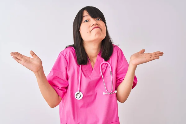 Mladá Krásná Čínská Ošetřovatelka Která Nosí Stetoskop Nad Izolovaným Bílým — Stock fotografie