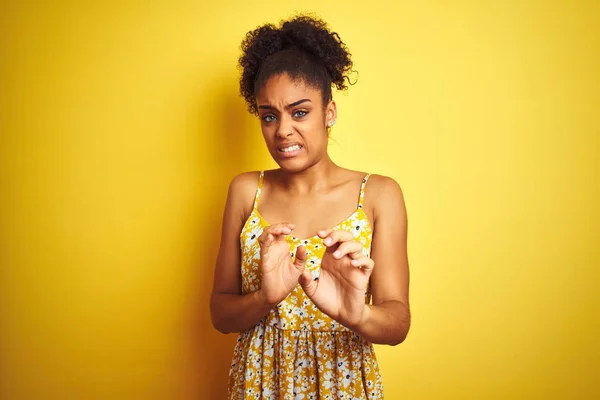 Afro Amerikaanse Vrouw Het Dragen Van Casual Bloemen Jurk Staande — Stockfoto