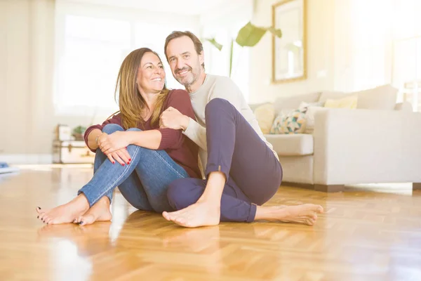 Mooie Romantische Koppel Samen Zittend Vloer Thuis — Stockfoto