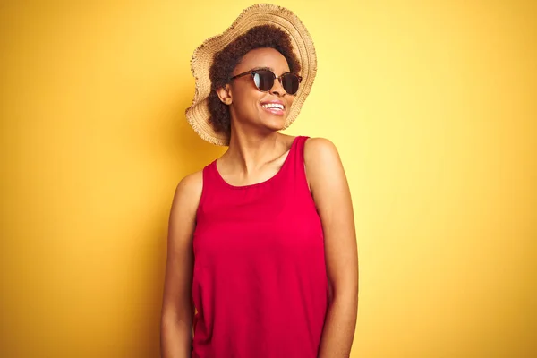 Afrikansk Amerikansk Kvinna Klädd Sommarhatt Och Solglasögon Över Gul Isolerad — Stockfoto