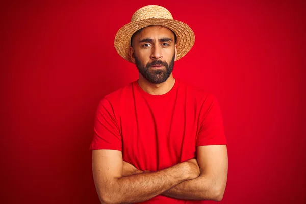 Joven Hombre Indio Guapo Usando Camiseta Sombrero Sobre Fondo Rojo — Foto de Stock