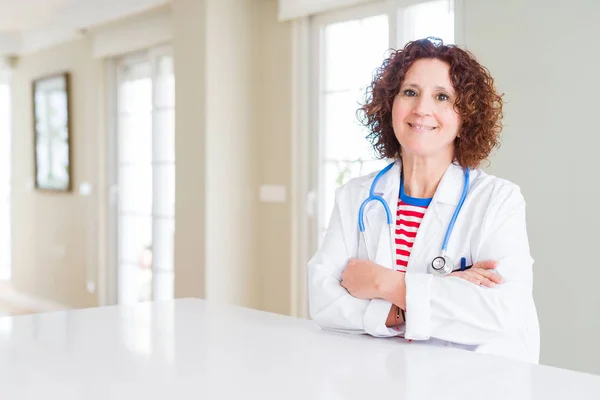 Oudere Doktersvrouw Een Medisch Gewaad Kliniek Blij Gezicht Lachend Met — Stockfoto