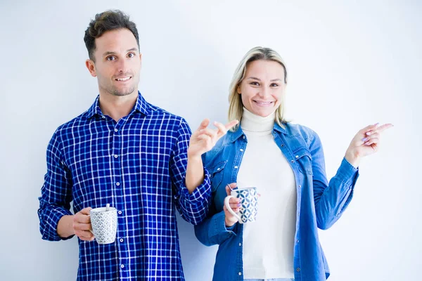 Jovem Casal Bonito Beber Xícara Café Sobre Fundo Branco Isolado — Fotografia de Stock