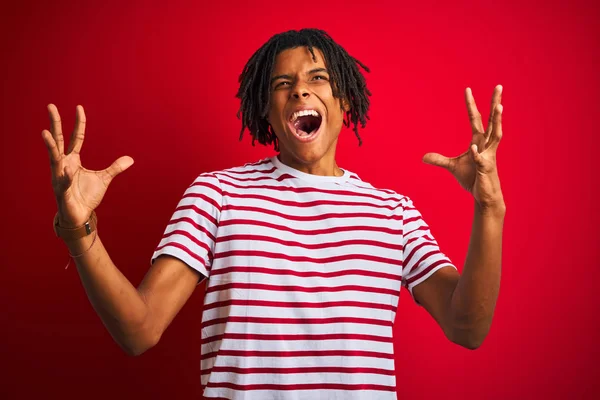 Jovem Afro Homem Com Dreadlocks Vestindo Shirt Listrada Sobre Fundo — Fotografia de Stock