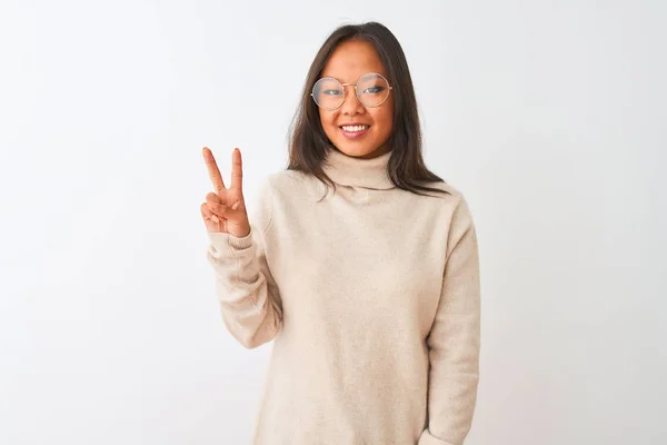 Joven Mujer China Con Jersey Cuello Alto Gafas Sobre Fondo —  Fotos de Stock