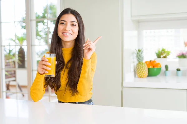 Ung Kvinna Dricka Ett Glas Färsk Apelsinjuice Mycket Glad Pekar — Stockfoto