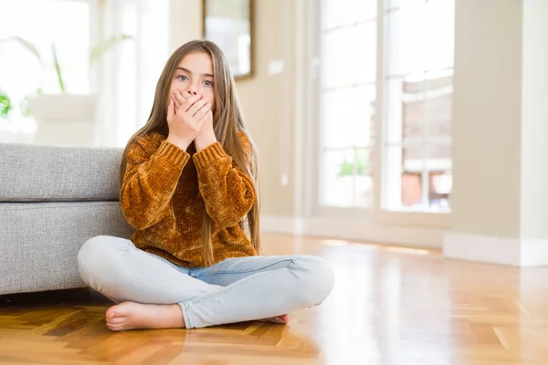 Bella Ragazza Bambino Seduto Sul Pavimento Casa Scioccato Copertura Bocca — Foto Stock