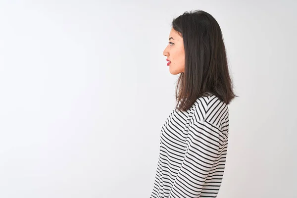 Młoda Piękna Chińska Kobieta Paski Shirt Stoi Odizolowanym Białym Tle — Zdjęcie stockowe