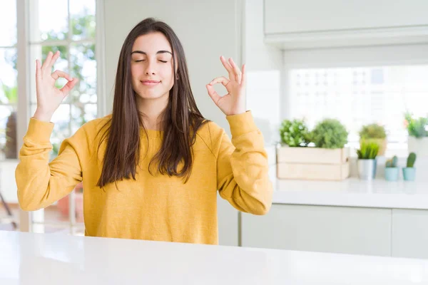 Mulher Bonita Usando Suéter Amarelo Relaxar Sorrir Com Olhos Fechados — Fotografia de Stock