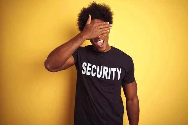 Homem Salvaguarda Americano Com Cabelo Afro Vestindo Uniforme Segurança Sobre — Fotografia de Stock