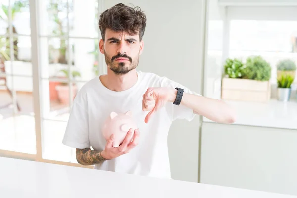 Jovem Segurando Banco Porquinho Como Investimento Seguro Com Cara Irritada — Fotografia de Stock