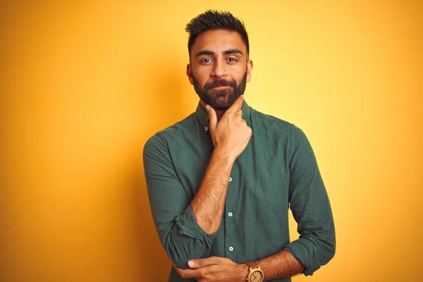 Joven Empresario Indio Con Camisa Elegante Pie Sobre Fondo Blanco —  Fotos de Stock