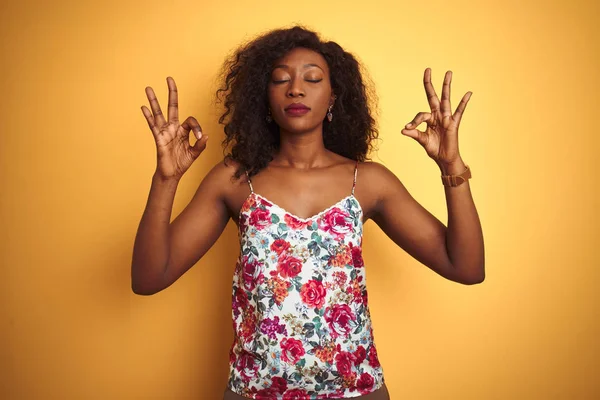 Afrikansk Amerikansk Kvinna Bär Blommig Sommar Shirt Över Isolerad Gul — Stockfoto