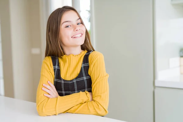 Schöne junge Mädchen Kind lächelt zuversichtlich und aufgeregt auf die ca. — Stockfoto