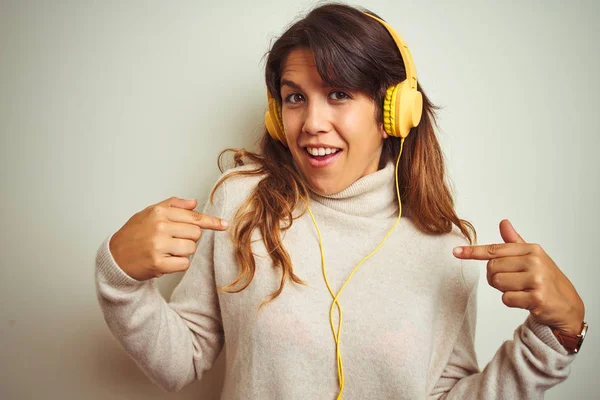 Mujer Hermosa Joven Escuchando Música Usando Auriculares Sobre Fondo Blanco —  Fotos de Stock