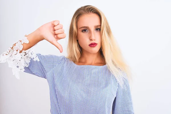 Mujer Hermosa Joven Con Elegante Camiseta Azul Pie Sobre Fondo —  Fotos de Stock