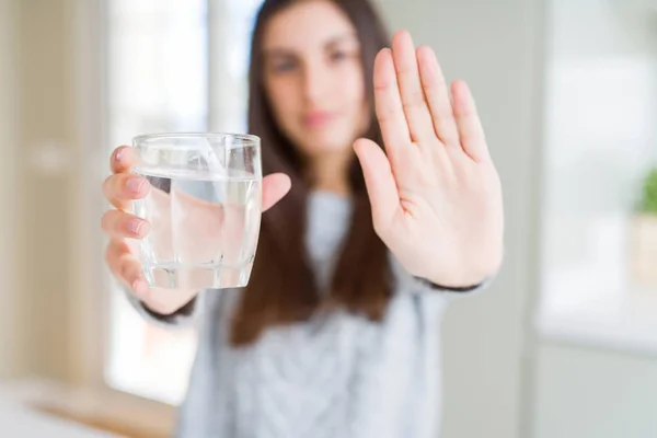 Vacker Ung Kvinna Dricker Ett Färskt Glas Vatten Med Öppen — Stockfoto