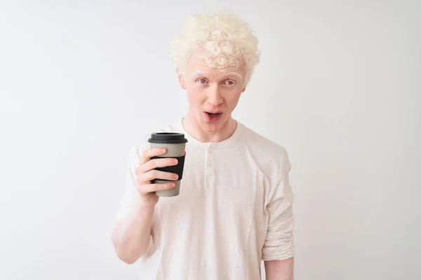 Młody Albino Blond Człowiek Picie Kawy Stojący Białym Tle Biały — Zdjęcie stockowe