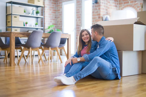 Junges Schönes Verliebtes Paar Zieht Ein Neues Zuhause Sitzt Auf — Stockfoto