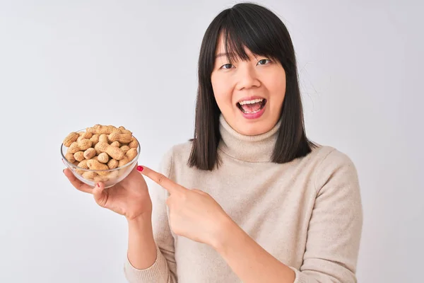 Joven Hermosa Mujer China Sosteniendo Tazón Con Cacahuetes Sobre Fondo — Foto de Stock