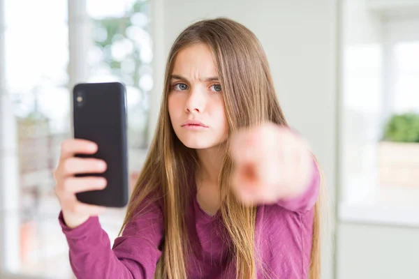 Vacker Ung Flicka Kid Skicka Ett Meddelande Med Smartphone Som — Stockfoto