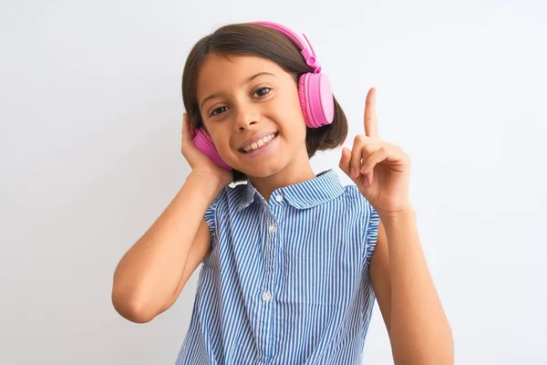 Vacker Barnflicka Lyssnar Musik Med Hörlurar Över Isolerad Vit Bakgrund — Stockfoto