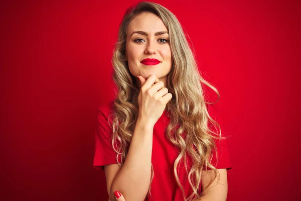 Junge Schöne Frau Einfachem Shirt Das Über Rotem Isoliertem Hintergrund — Stockfoto