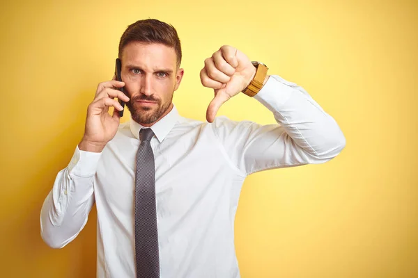Junger Gutaussehender Geschäftsmann Telefoniert Auf Gelbem Isoliertem Hintergrund Mit Wütendem — Stockfoto