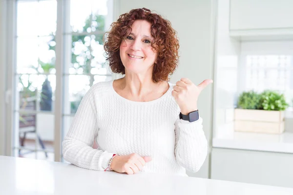 Bella Donna Anziana Che Indossa Maglione Bianco Casa Sorridente Con — Foto Stock