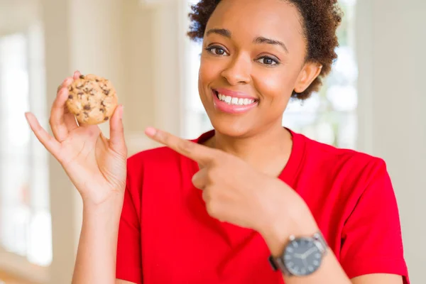 Junge Afrikanisch Amerikanische Frau Isst Schokoladenkekse Sehr Glücklich Zeigt Mit — Stockfoto