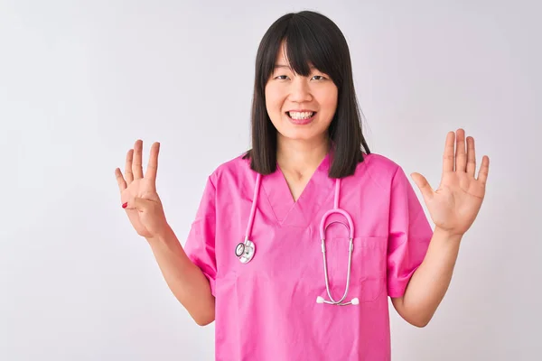 Mladá Krásná Čínská Ošetřovatelka Která Nosí Stetoskop Izolované Bílé Pozadí — Stock fotografie