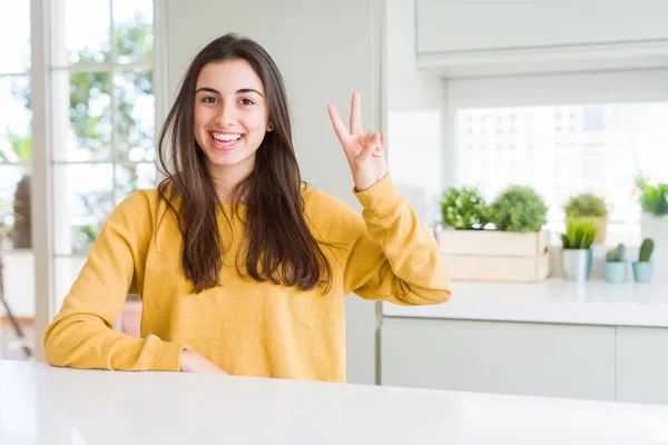 Mulher Bonita Usando Suéter Amarelo Mostrando Apontando Para Cima Com — Fotografia de Stock