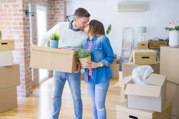 Young Beautiful Couple Moving Cardboard Boxes Kissing New Home — Stock Photo, Image