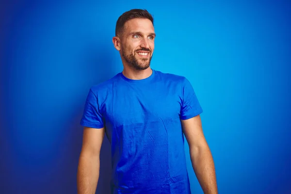 Joven Hombre Guapo Con Camiseta Casual Sobre Fondo Azul Aislado — Foto de Stock