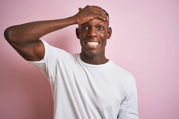 Hombre Afroamericano Vistiendo Camiseta Blanca Pie Sobre Fondo Rosa Aislado —  Fotos de Stock